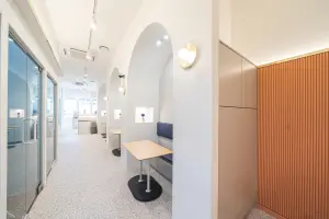 아치형 부스가 매력적인 공유오피스 라운지